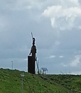 Een metalen Romein bewaakt de... eh.. N11...