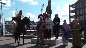 Burgemeester Spies en mw. Chorus van het vicus-project openen de Romeinenweek.