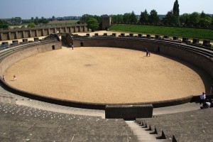 Het amfitheater van Traiana, gereconstrueerd in Xanten.