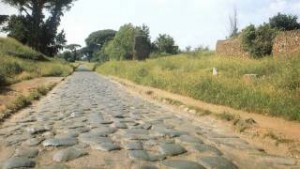 De Romeinse weg aan de Maas, nagemaakt bij Boxtel. Maar of hij ook zulke tegels had...?